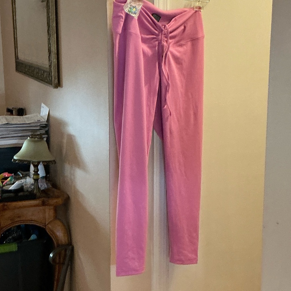 Victoria Secrets Pink Leggings NWT comes with Gift.